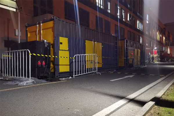 定海柴油发电机组的输出电压是如何调节的？